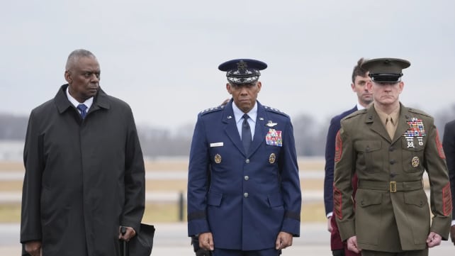 Izquierda a derecha, secretario de Defensa de EEUU Lloyd Austin, Jefe de Estado Mayor Conjunto, general CQ Brown y sargento mayor de Marines, Troy E. Black, observan el traslado de restos de tres soldados muertos en un ataque de dron en Jordania, en la base aérea Dover, Delaware, EEUU, 2 de febrero de 2024. (AP Foto/Alex Brandon)