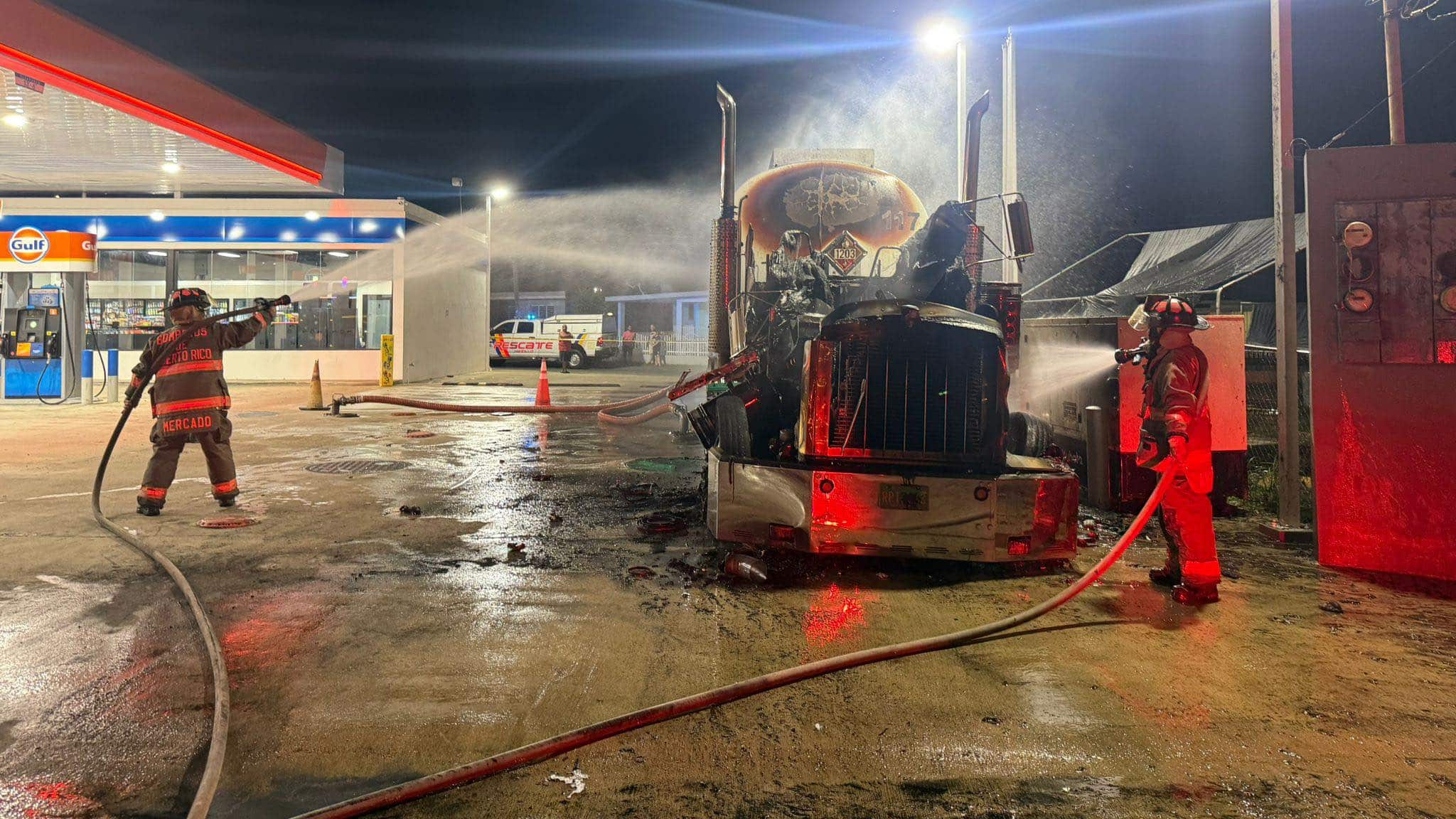 Un camión cisterna que despachaba gasolina se incendió la tarde del sábado en un puesto de gasolina del barrio Capaéz, en Hatillo.