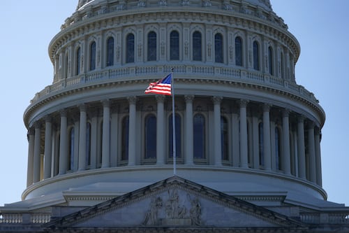 Trump firma ley para reabrir el gobierno federal tras un récord de más de seis semanas cerrado