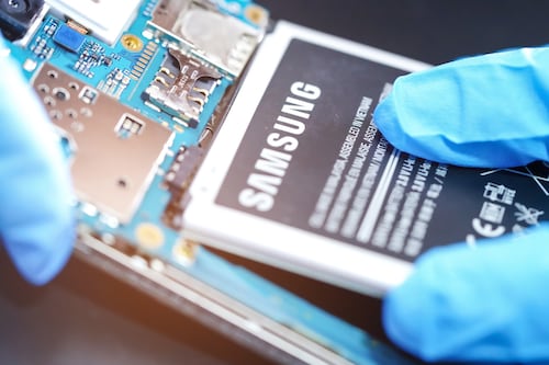 ¡Es oficial! Apple y Samsung tendrán que permitir que cambies la batería de tu móvil en casa