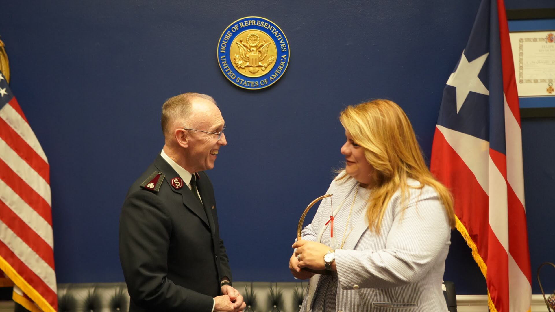 Salvation Army reconoce a la comisionada residente Jenniffer González.