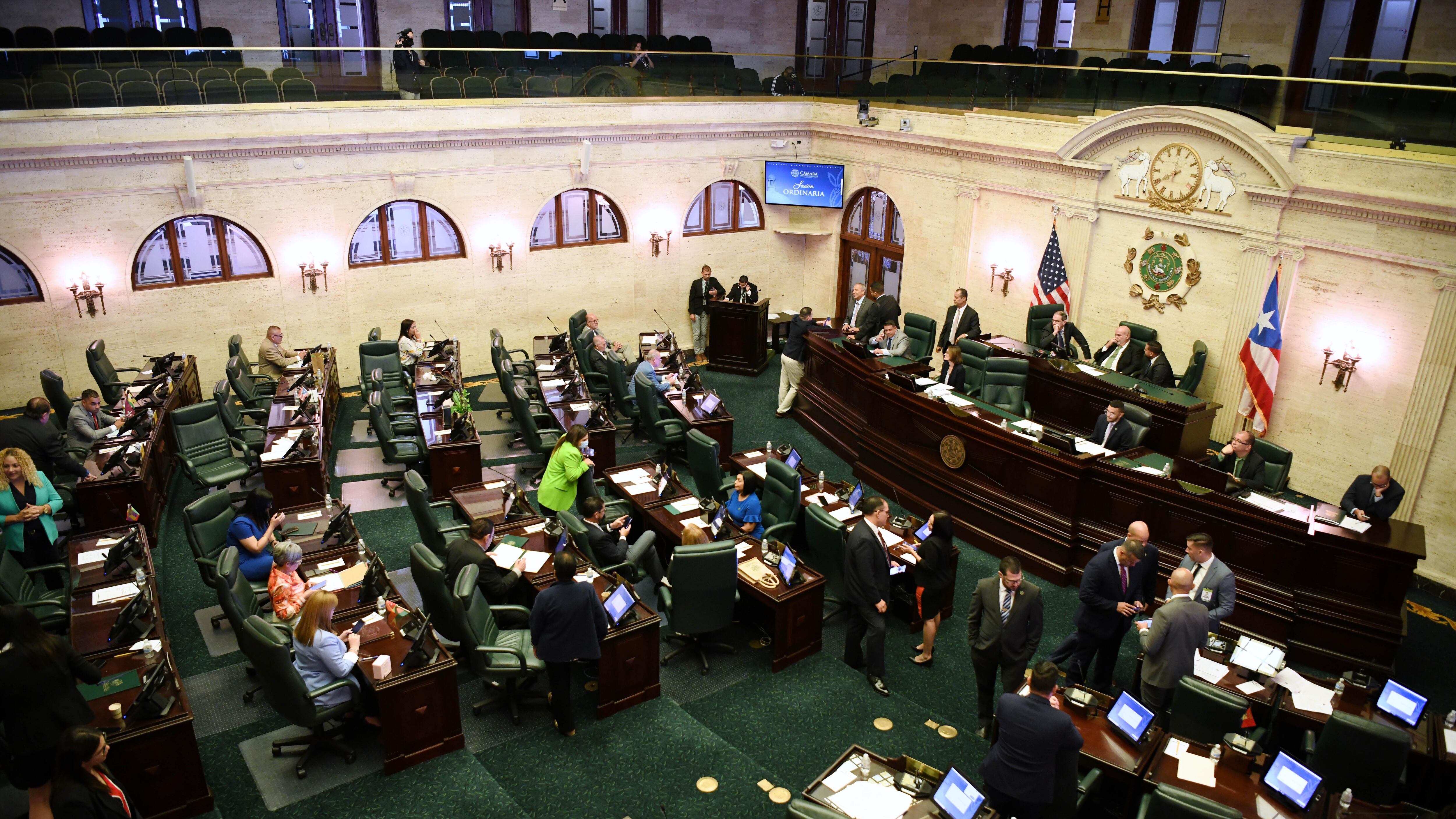 El Proyecto de la Cámara 93 busca establecer un periodo de cinco minutos de reflexión diaria antes de comenzar la jornada laboral en todas las agencias, oficinas y corporaciones públicas del Gobierno de Puerto Rico.