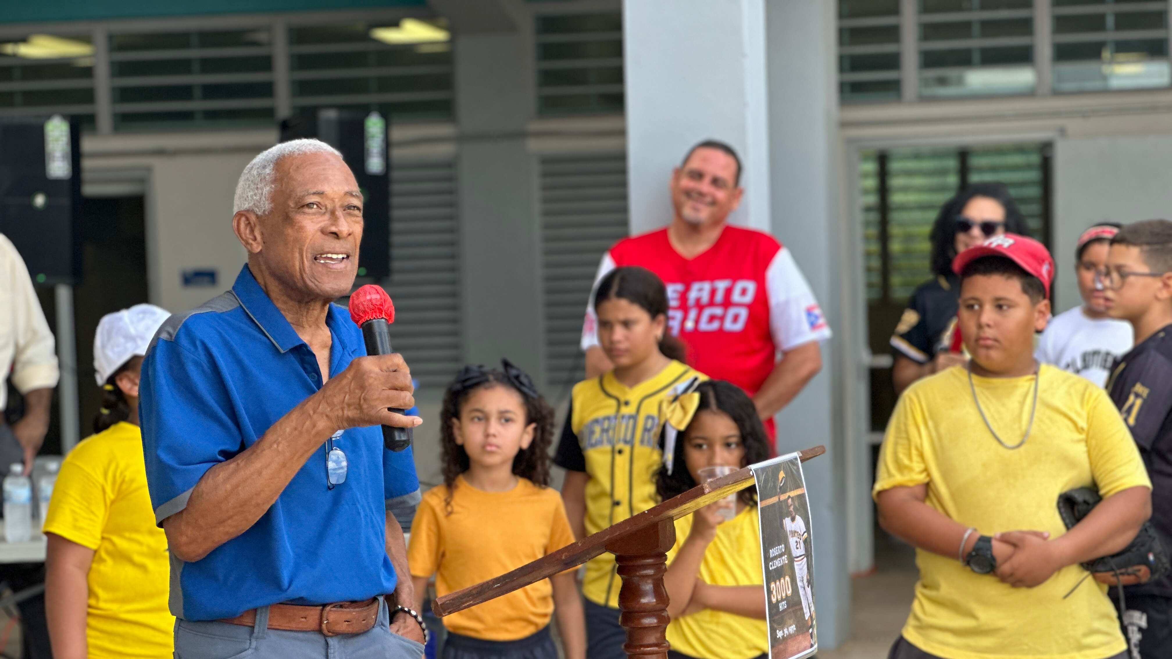 El padre de Roberto y Sandy Alomar representó a la familia Clemente Santana el 30 de septiembre como invitado de la LAI en la escuela del Coquí en Salinas, para conmemorar el Hit 3000 de Roberto Clemente Walker