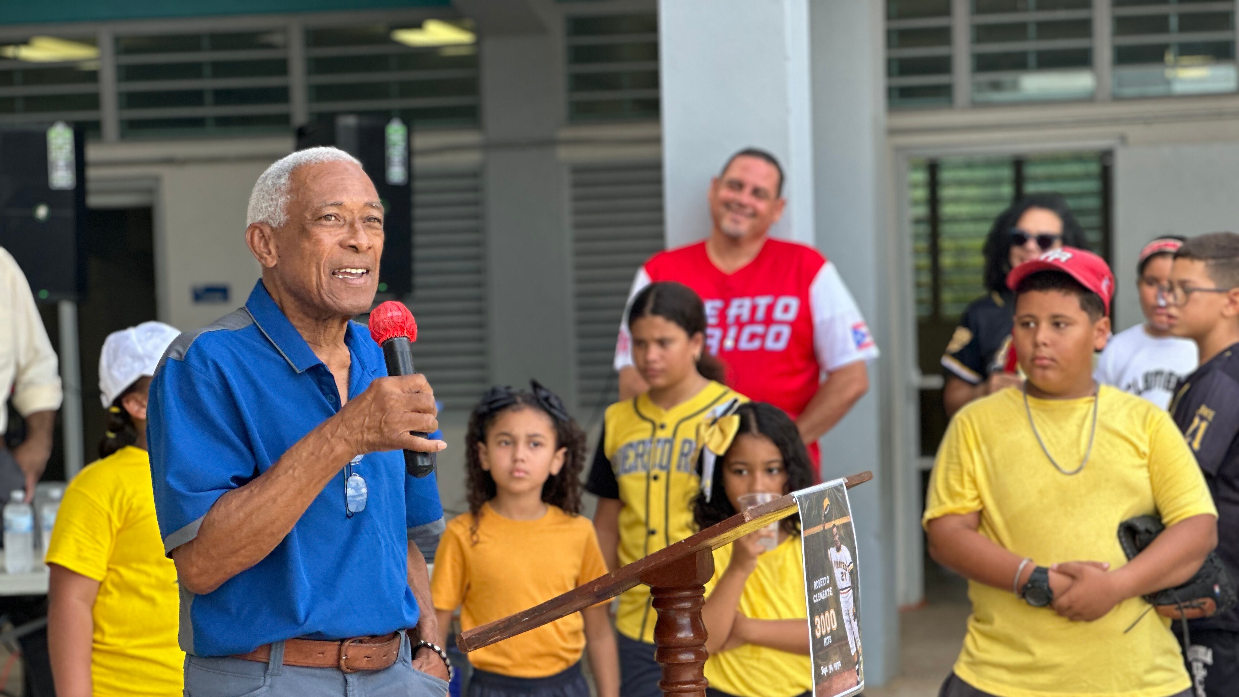 El padre de Roberto y Sandy Alomar representó a la familia Clemente Santana el 30 de septiembre como invitado de la LAI en la escuela del Coquí en Salinas, para conmemorar el Hit 3000 de Roberto Clemente Walker