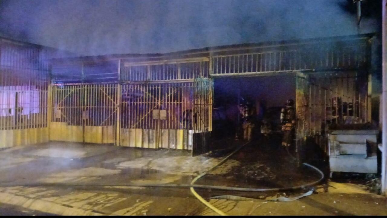 Incendio en taller de mecánica en Carolina.