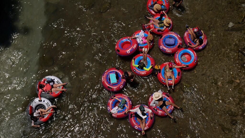 Bañistas en llantas inflables flotan en el frío río Comal, el jueves 29 de junio de 2023, en New Braunfels, Texas. (AP Foto/Eric Gay)