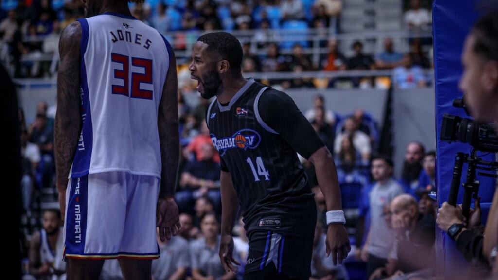 Gary Browne celebra tras canasto en el partido ante los Osos de Manatí.