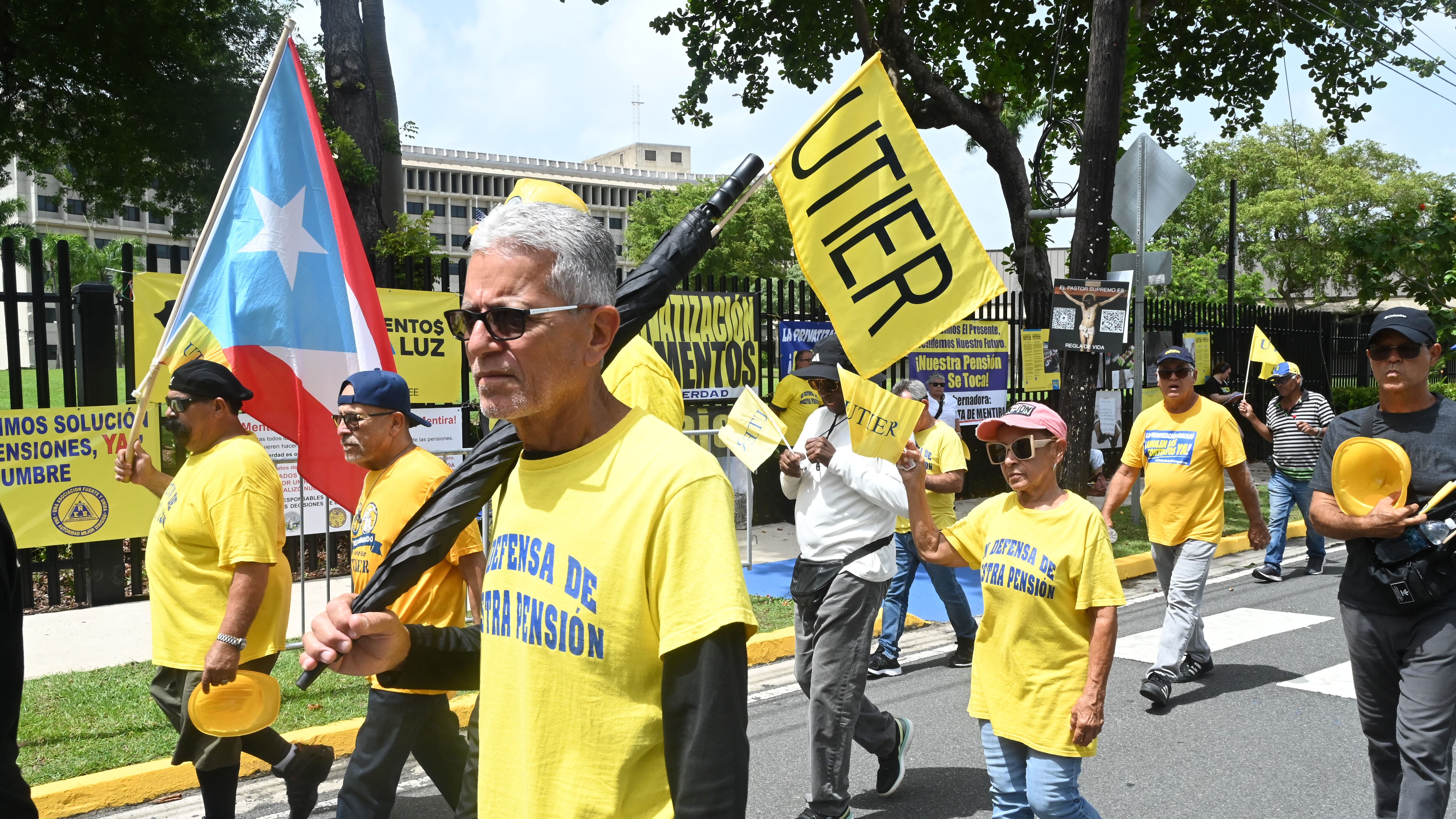 Jubilados de la AEE, protestan frente al Tribunal Federal