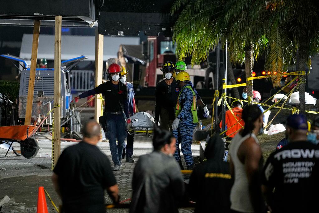 Rescatistas trasladan el cuerpo recuperado de una víctima en Santo Domingo, República Dominicana, el jueves 10 de abril de 2025, quien falleció al derrumbarse el techo dos noches antes en la discoteca Jet Set durante un concierto de merengue. (Foto AP/Matias Delacroix)