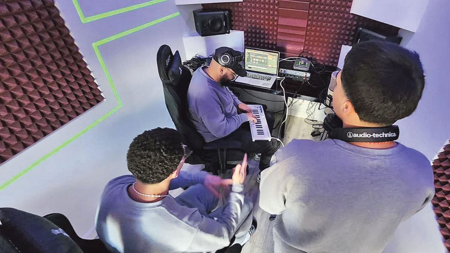 Jóvenes aprenden a producir música