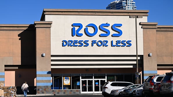 LAS VEGAS, EE. UU. - 9 DE ENERO:
El logotipo de Ross Dress For Less exhibido en el exterior de su tienda en Las Vegas, que ofrece moda y artículos para el hogar a precios asequibles, visto en Las Vegas, Nevada, el 9 de enero de 2025. (Foto de Artur Widak/NurPhoto vía Getty Images).