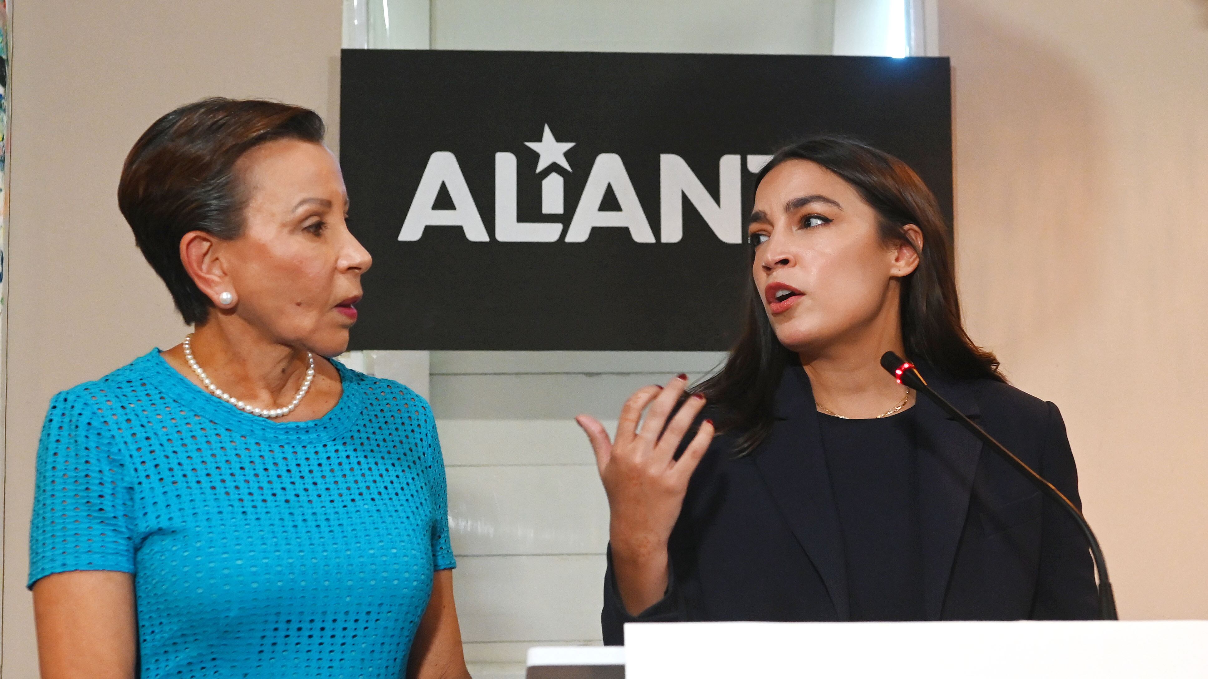 Las congresistas Nydia Velázquez y Alexandria Ocasio Cortez