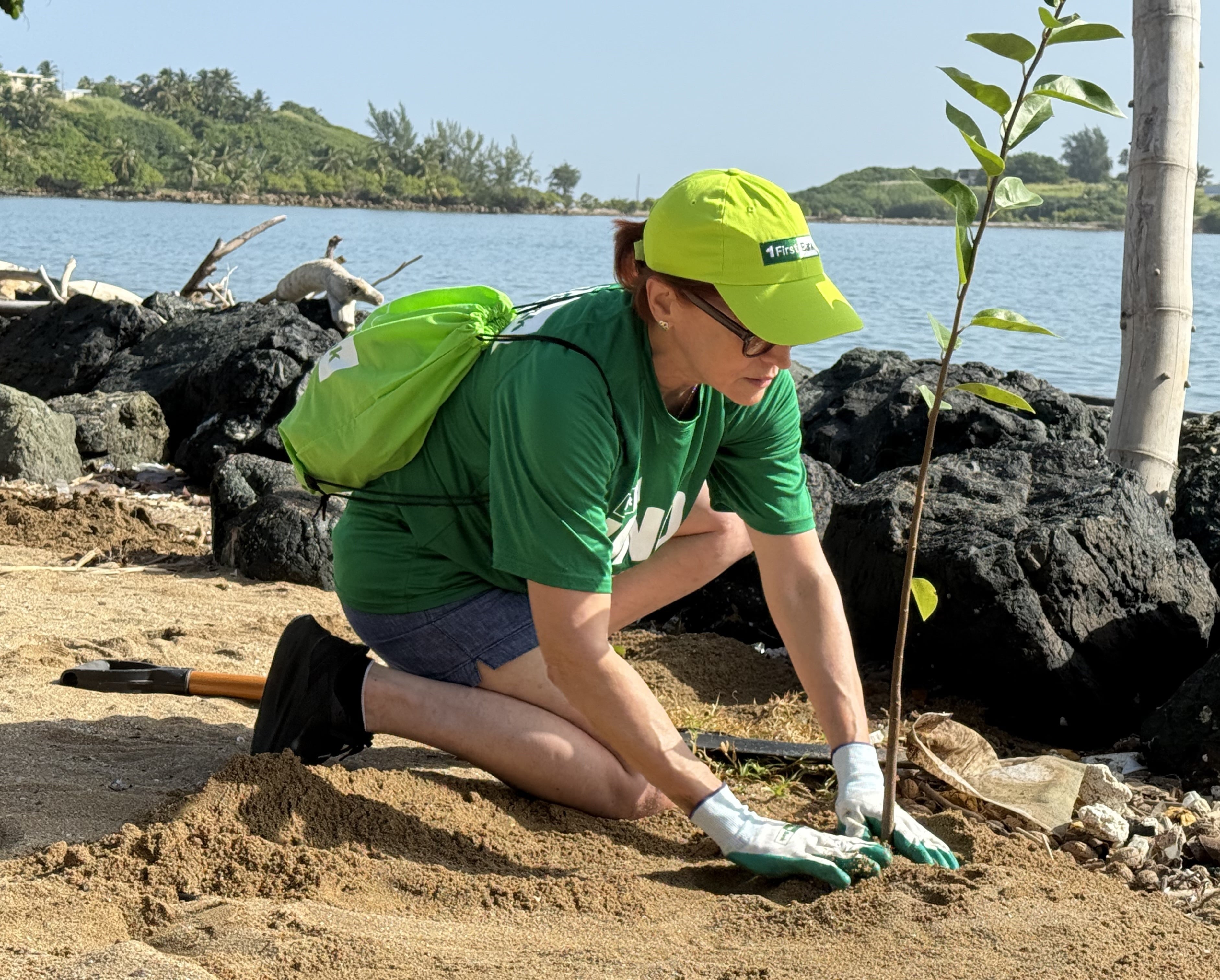 FirstBank cerca de alcanzar meta de 25,000 árboles con programa Rescate Costero
