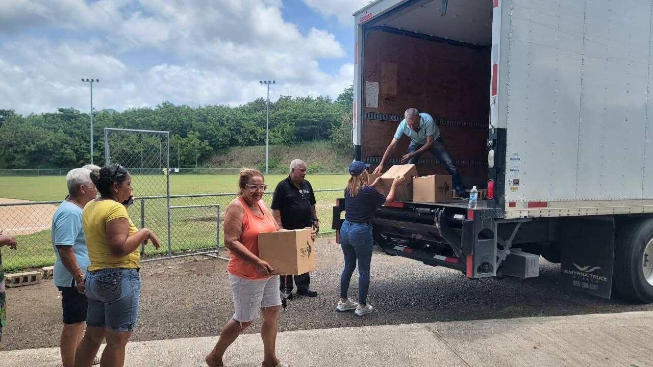 Familia entrega alimentos de emergencia en los municipios del sur afectados por la falta de energía
