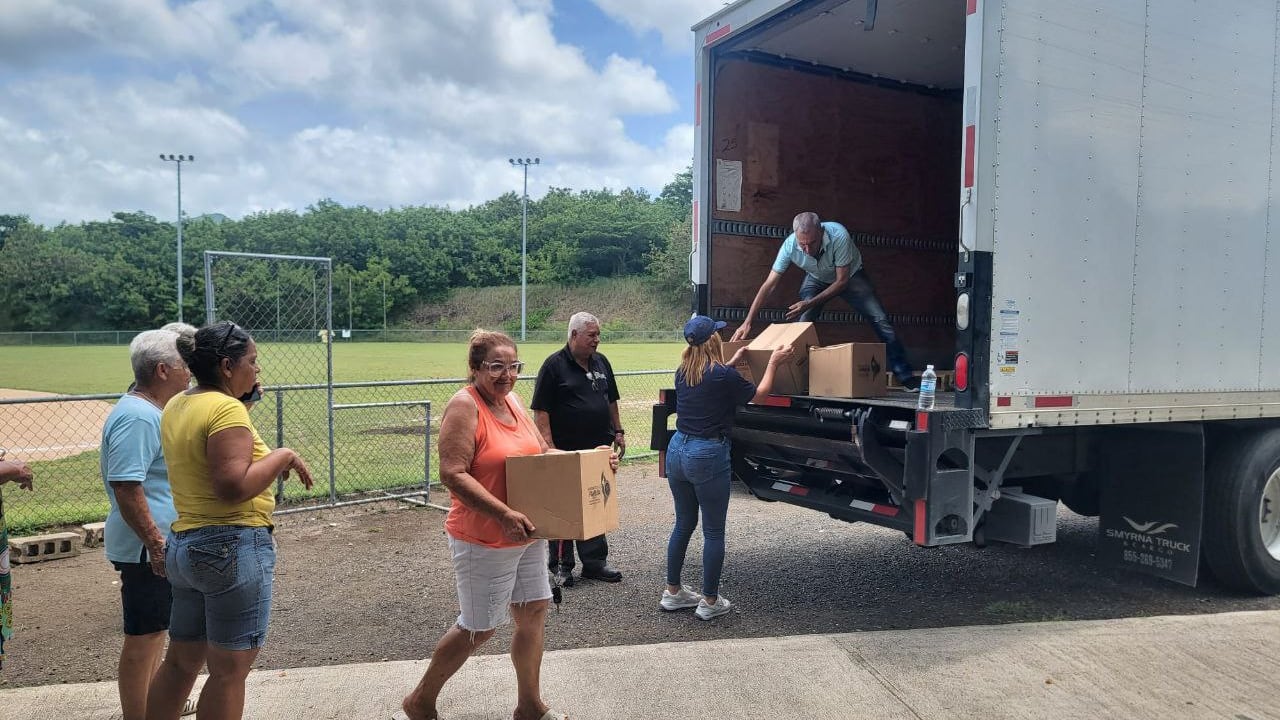 Familia entrega alimentos de emergencia en los municipios del sur afectados por la falta de energía