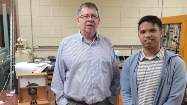 El doctor Héctor Méndez y el profesor Daniel H. Gutiérrez del Departamento de Física.