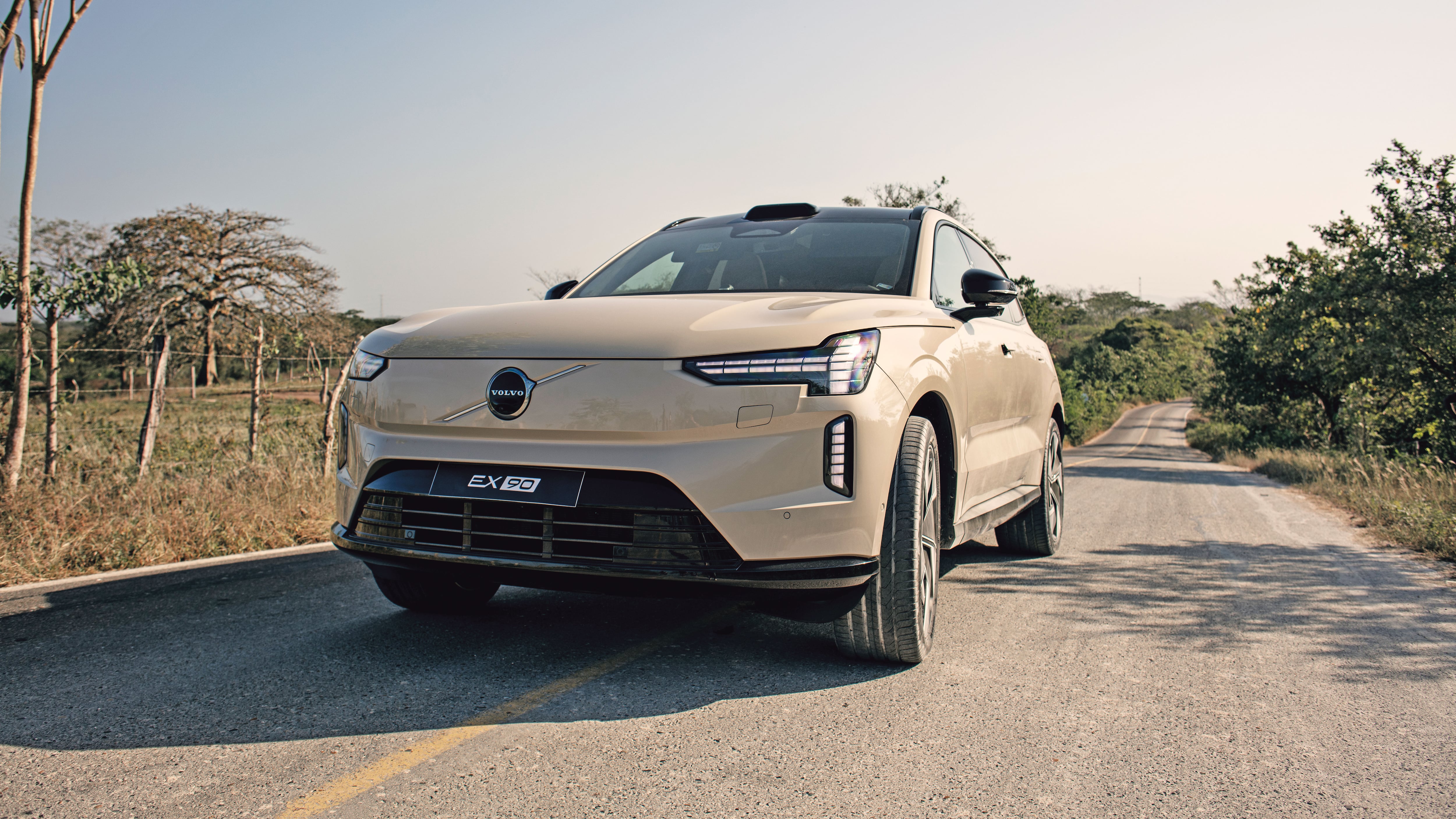 Volvo presenta EX90, modelo eléctrico de lujo