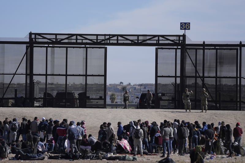 Migrantes-quieren-cruzar-frontera-desde-México-hacia-EU