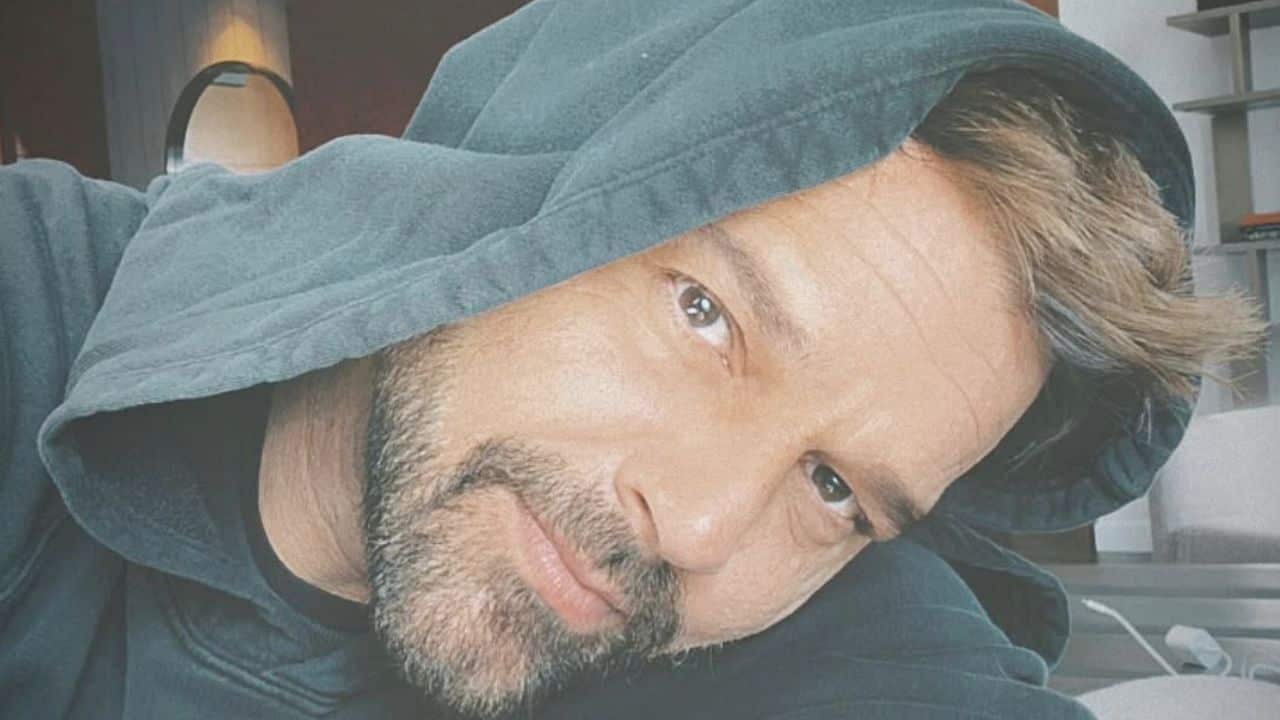 La periodista Martha Figueroa contó que el cantante tiene imperfecciones el rostro.