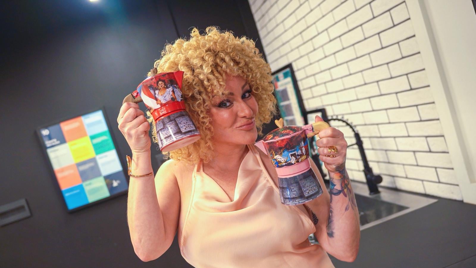 Angelique Burgos presenta su nuevo proyecto 'Bajo la Sombra del Flamboyán'.