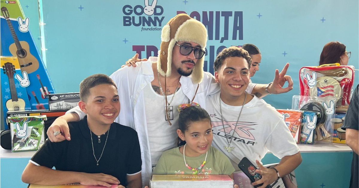 Bad Bunny Sorprende a Niños del Barrio Almirante Sur con Regalos de su Fundación Good Bunny