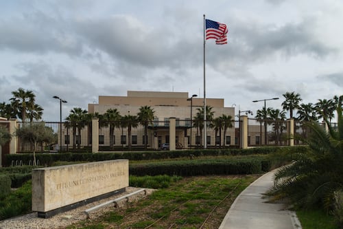 Estados Unidos alerta de “amenaza inminente” en Arabia Saudí tras ataques a embajadas en Riad y Kuwait