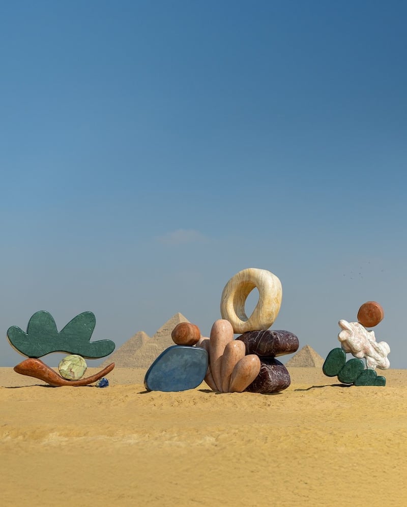 Esculturas monumentales emergen frente a las pirámides de Egipto