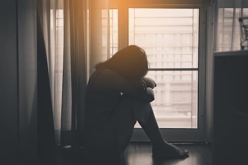 Estos síntomas físicos te estarían avisando que sufres de depresión