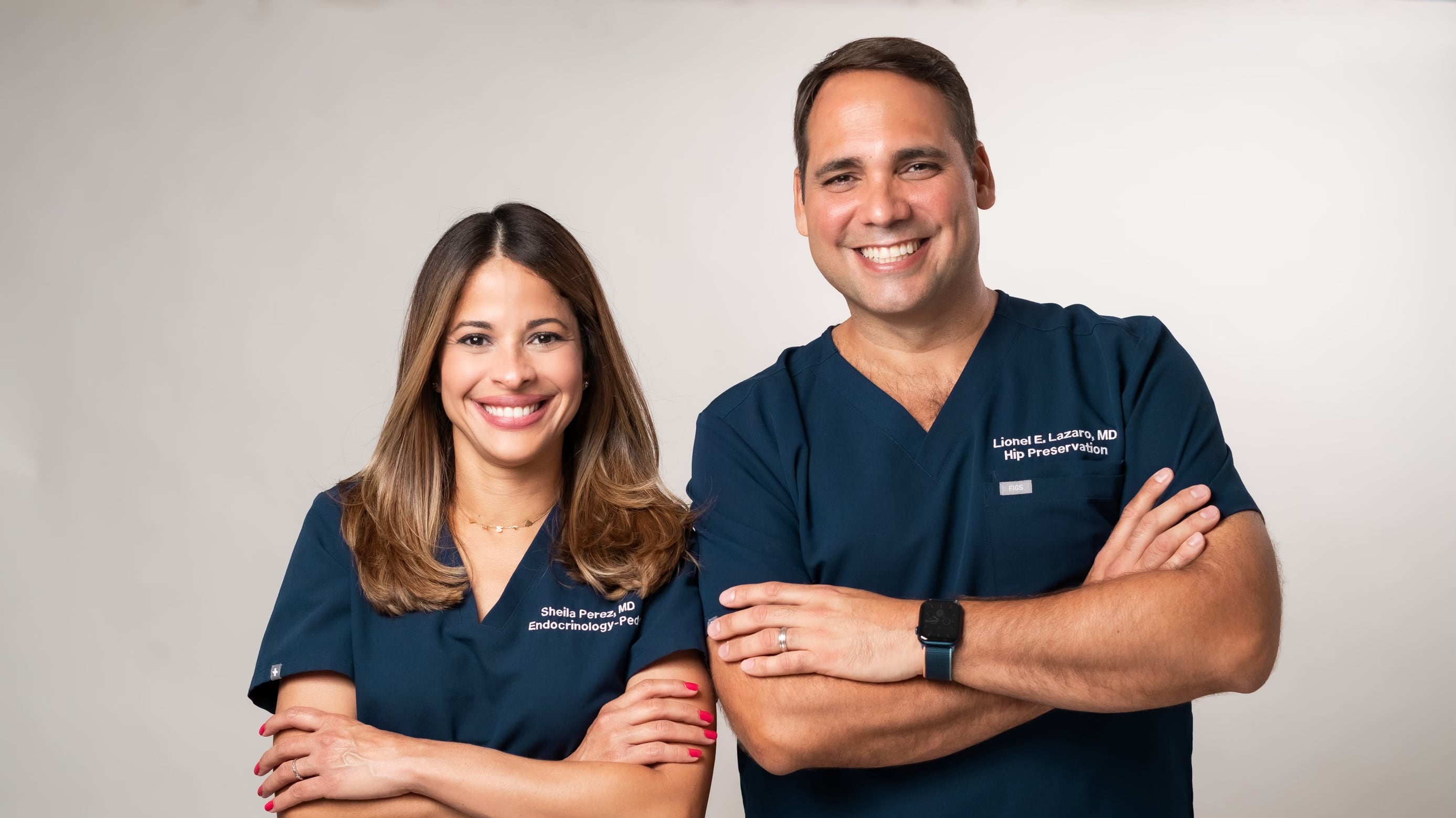 La endocrinóloga pediátrica Sheila D. Pérez-Colón y el cirujano ortopeda Lionel E. Lázaro Collazo.