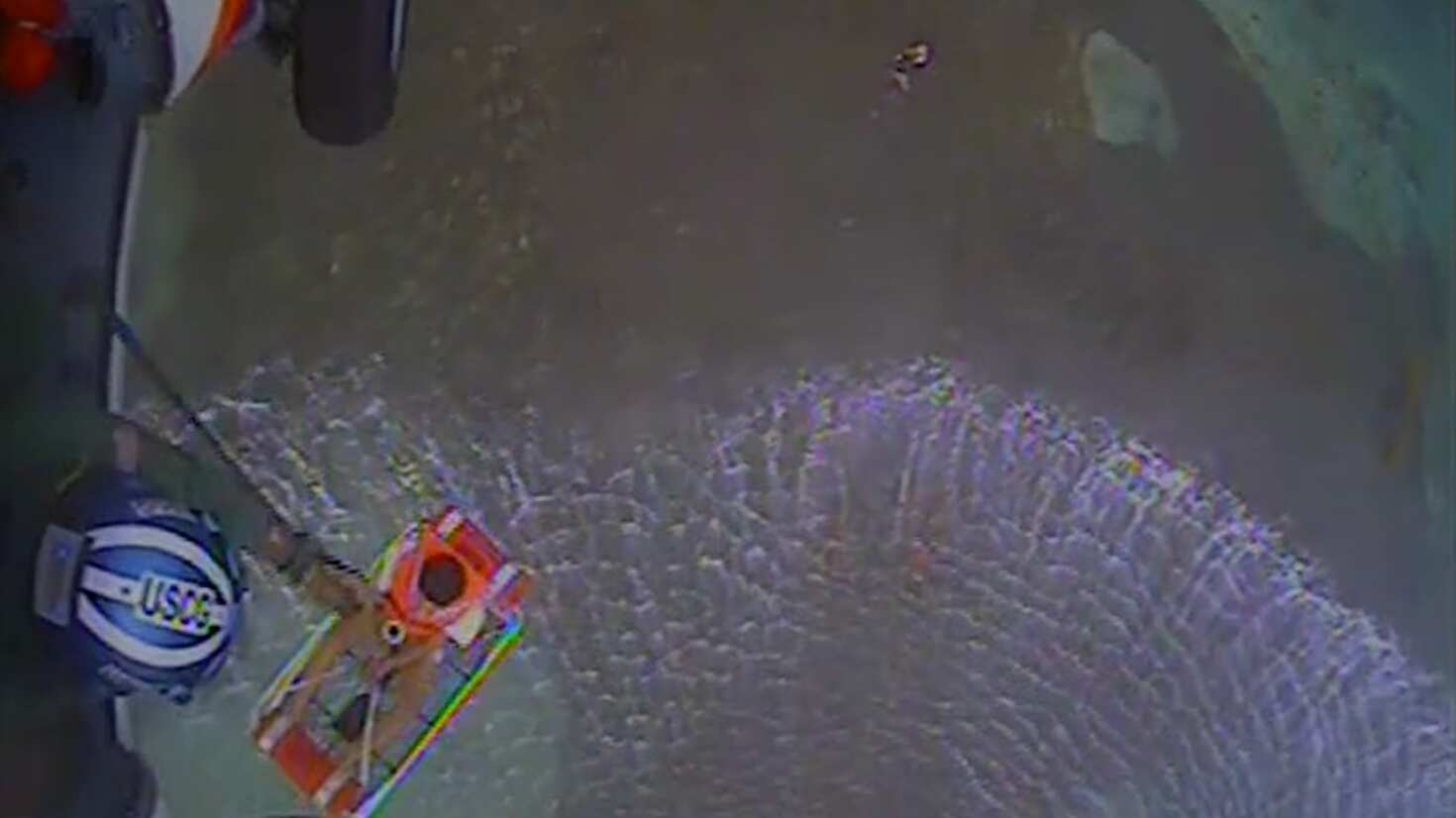 Guardacostas rescatan a tres personas en bote averiado cerca de Guánica