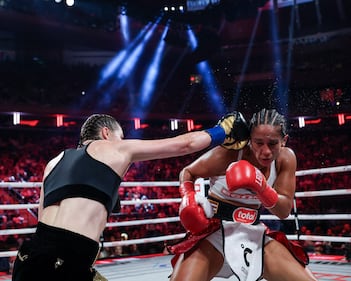 Katie Taylor vence a Amanda Serrano y cierra la trilogía histórica.