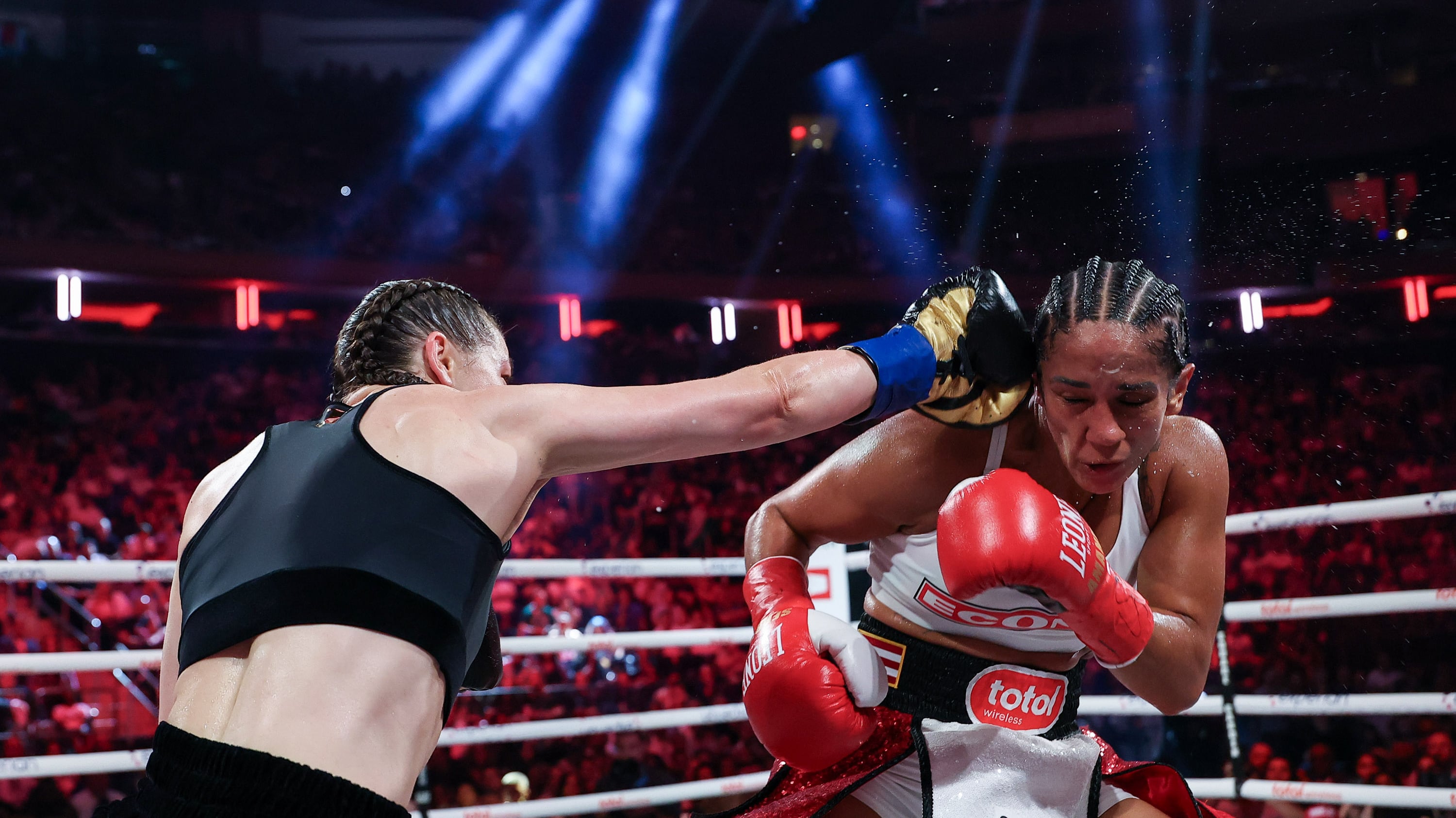 Katie Taylor vence a Amanda Serrano y cierra la trilogía histórica.
