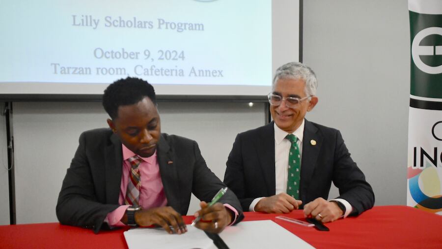 Brandon Paschal; vicepresidente senior de Lilly del Caribe, Inc. y el doctor Agustín Rullán Toro; rector del RUM.