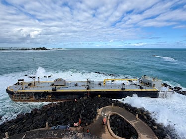 La embarcación permanece encallada en la zona del rompeolas frente al Castillo San Felipe del Morro en el Viejo San Juan.