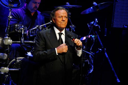 Escándalo mundial: dos extrabajadoras acusan a Julio Iglesias de abusos sexuales y control en sus mansiones del Caribe