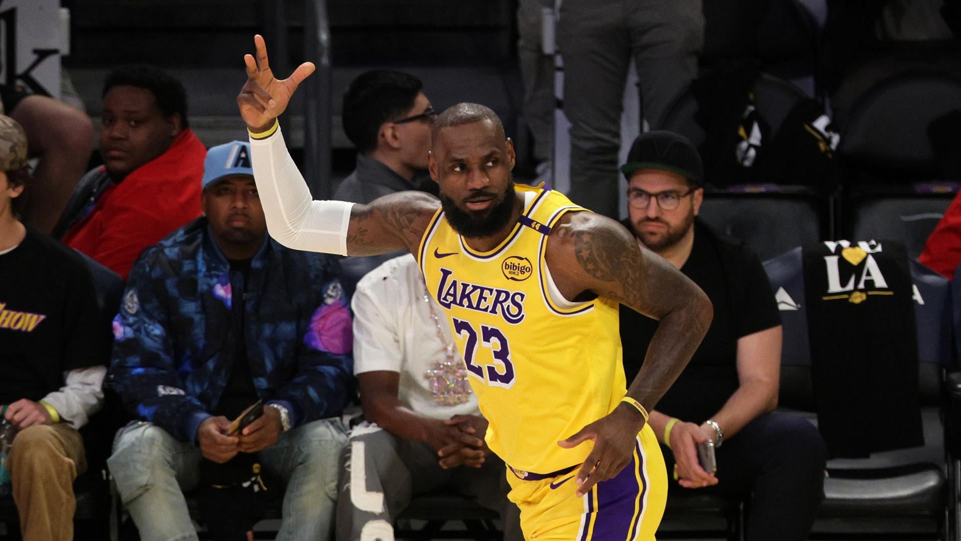 Fotografía de archivo del 4 de marzo de 2025 en la que se observa al jugador de Los Angeles Lakers LeBron James al celebrar tras lograr la marca de 50.000 puntos en la NBA. EFE/ALLISON DINNER PROHIBIDO SU USO EN SHUTTERSTOCK