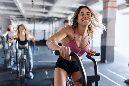 ¿Hace ejercicio regularmente? Así debe cuidar su cabello para protegerlo del sudor y el daño