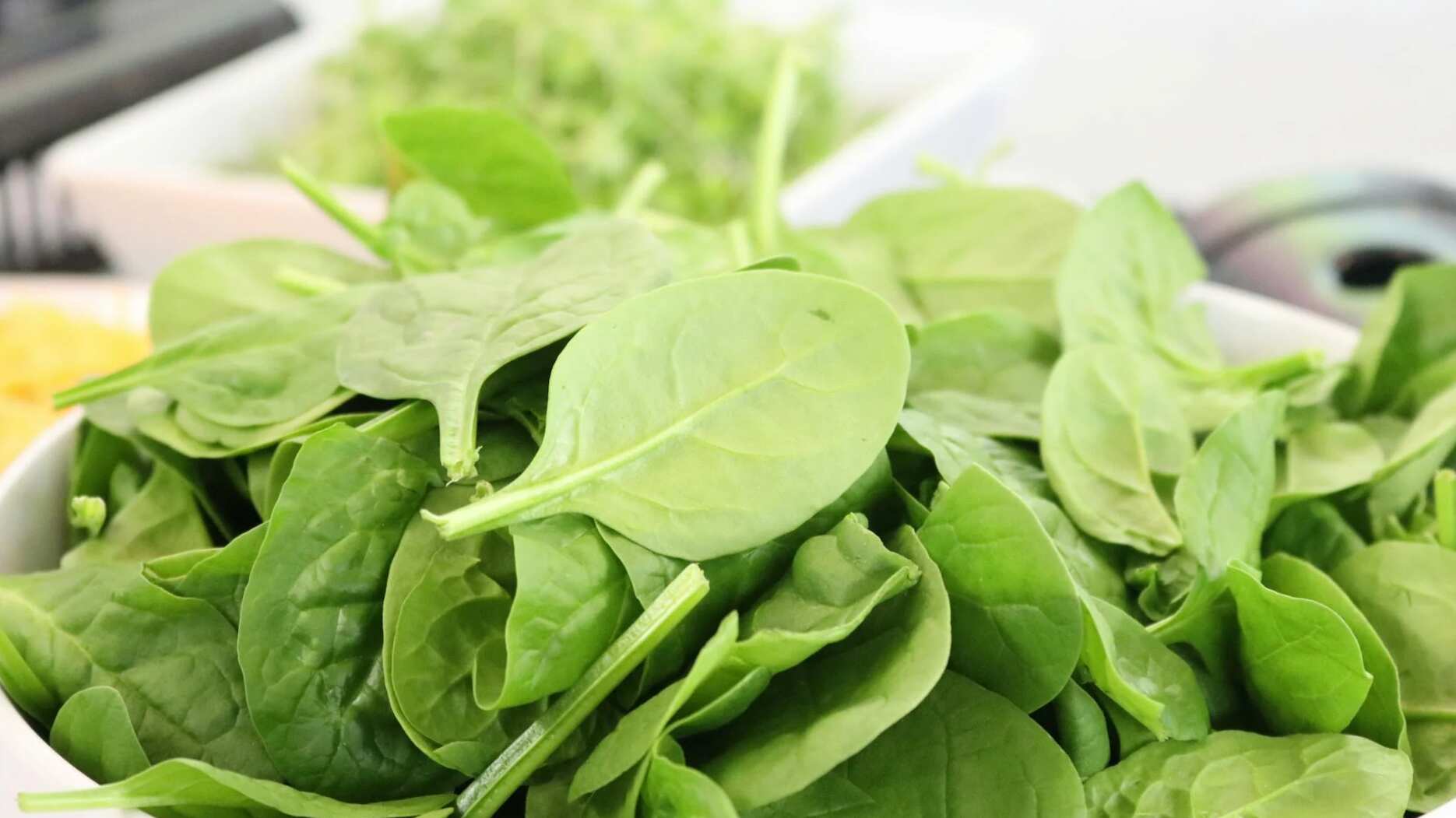 Agrega más espinacas a tus comidas y licuados