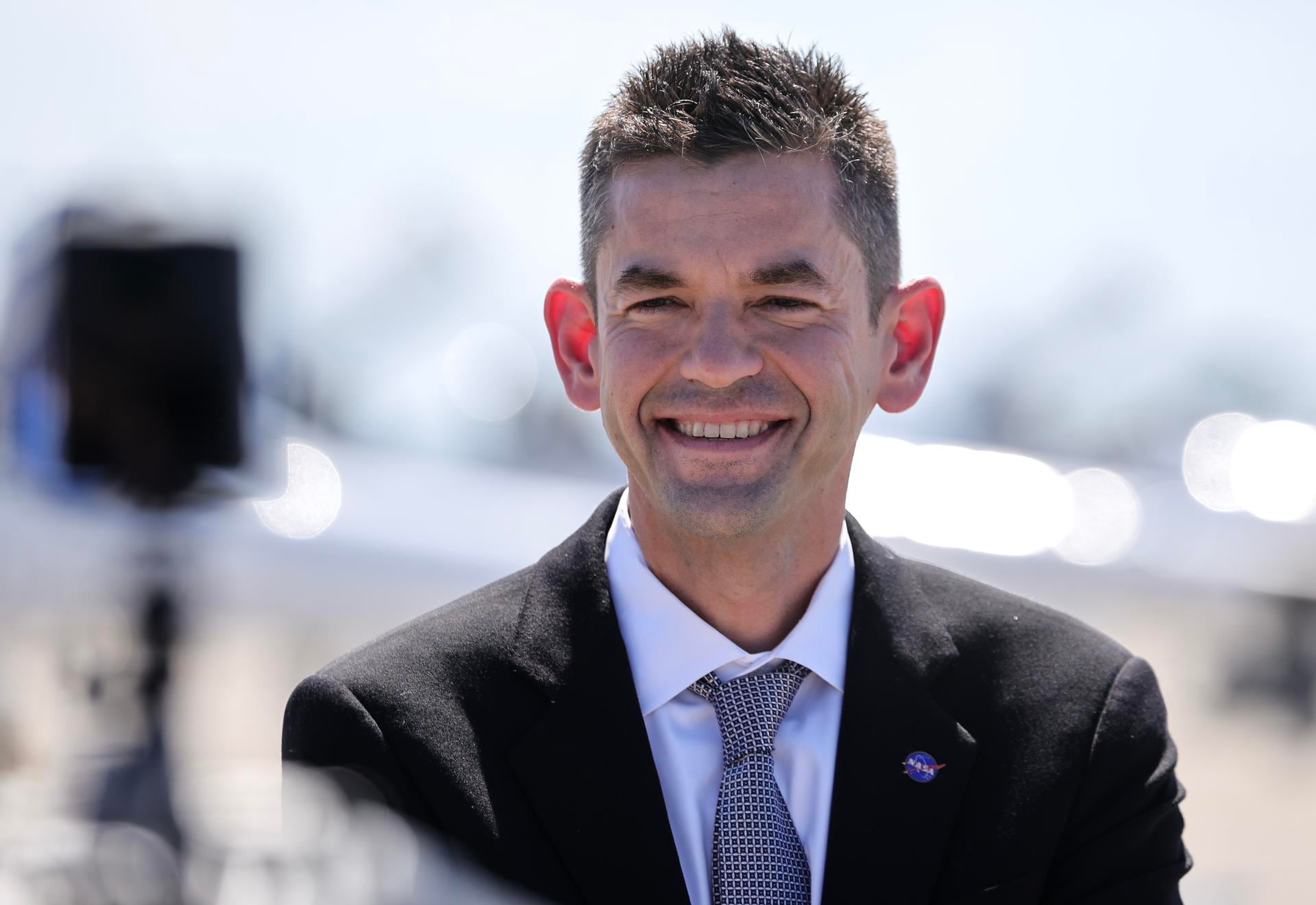 Jefe de NASA asegura que la agencia no aceptará retrasos o sobrecostos rumbo a la Luna