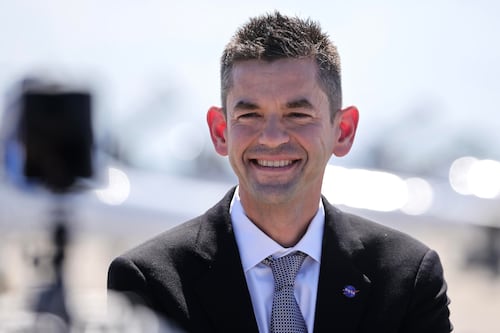 Jefe de NASA asegura que la agencia no aceptará retrasos o sobrecostos rumbo a la Luna