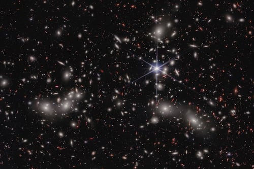 ¡Impresionante! Telescopio James Webb capta siete mil galaxias en una sola imagen 