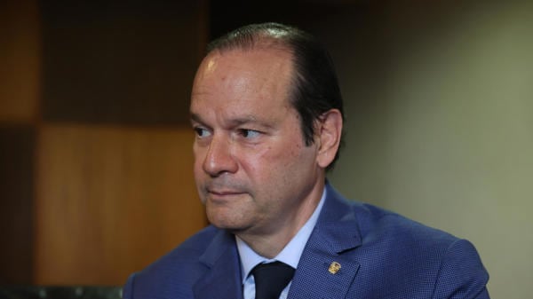 El canciller de Panamá, Javier Martínez-Acha, habla durante una entrevista con EFE este viernes, en Asunción (Paraguay). EFE/ Juan Pablo Pino