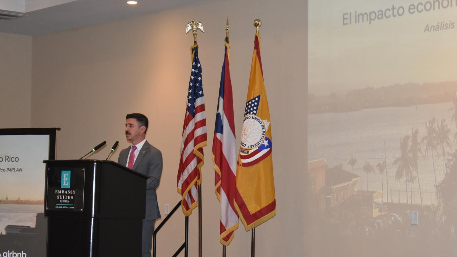 Carlos Muñoz, director de Políticas Públicas de Airbnb para Centroamérica y el Caribe.