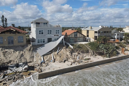 Nicole destroza viviendas tras su paso por la costa este de Florida 