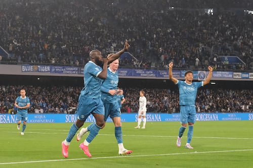 Napoli vence a Empoli y sigue presionando al líder Inter en la Serie A