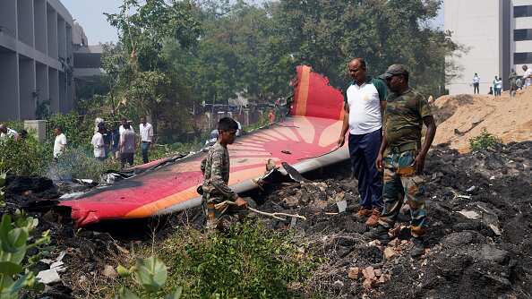 Restos de la aeronave en el sitio del accidente del vuelo AI171 de Air India Ltd. en Ahmedabad, Gujarat, India, el jueves 12 de junio de 2025. Un Boeing 787 Dreamliner de Air India que viajaba de Ahmedabad al aeropuerto de Gatwick en Londres se estrelló poco después de despegar, en lo que podría ser el accidente más grave que involucra al avión de fuselaje ancho más avanzado del fabricante estadounidense. Fotógrafo: Siddharaj Solanki/Bloomberg vía Getty Images.