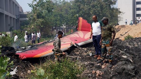 Restos de la aeronave en el sitio del accidente del vuelo AI171 de Air India Ltd. en Ahmedabad, Gujarat, India, el jueves 12 de junio de 2025. Un Boeing 787 Dreamliner de Air India que viajaba de Ahmedabad al aeropuerto de Gatwick en Londres se estrelló poco después de despegar, en lo que podría ser el accidente más grave que involucra al avión de fuselaje ancho más avanzado del fabricante estadounidense. Fotógrafo: Siddharaj Solanki/Bloomberg vía Getty Images.