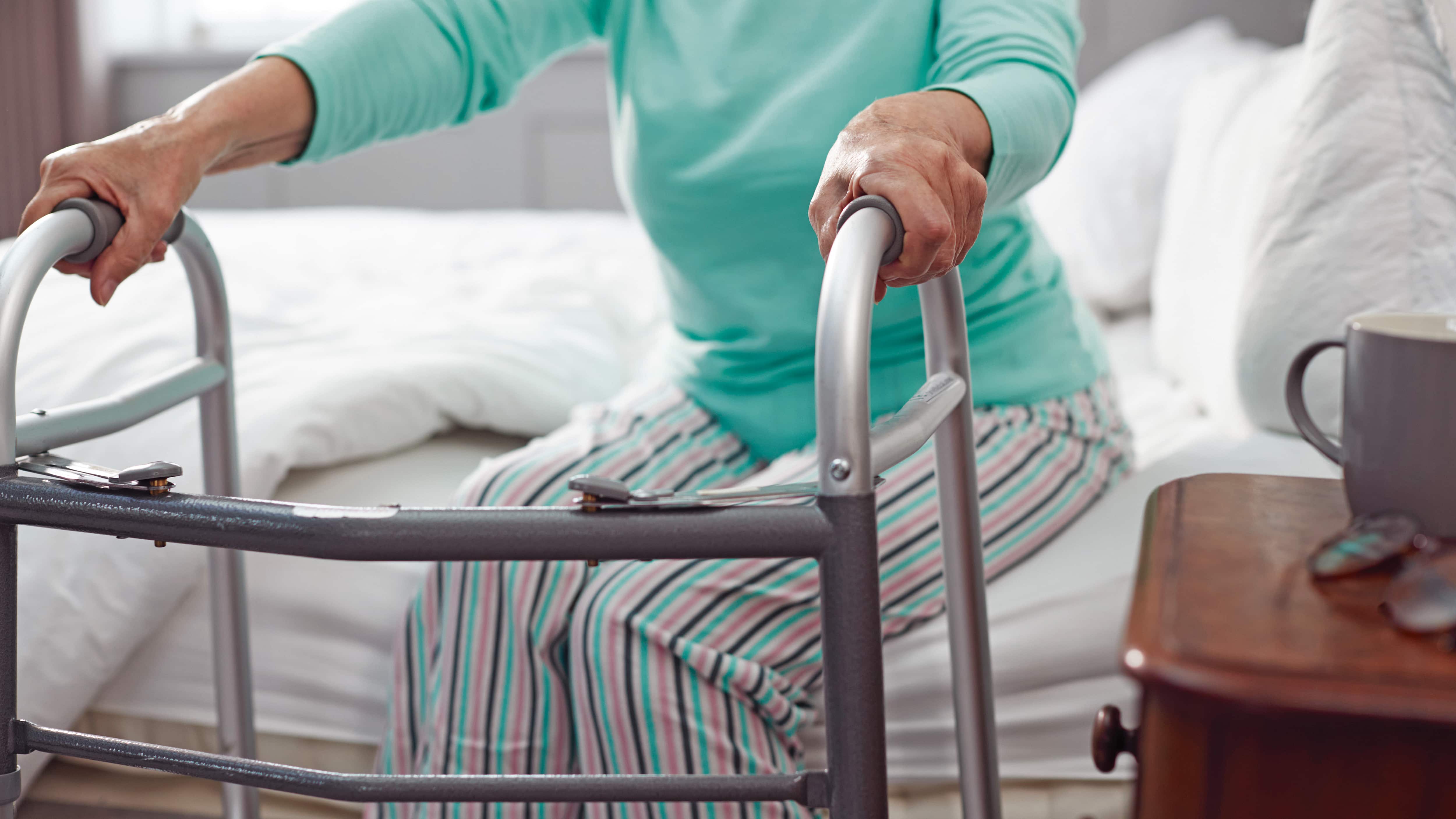 Adultos mayores. Hay quienes están solos y sin cuidados necesarios por falta de acceso a hogares de cuidado prolongado. / getty