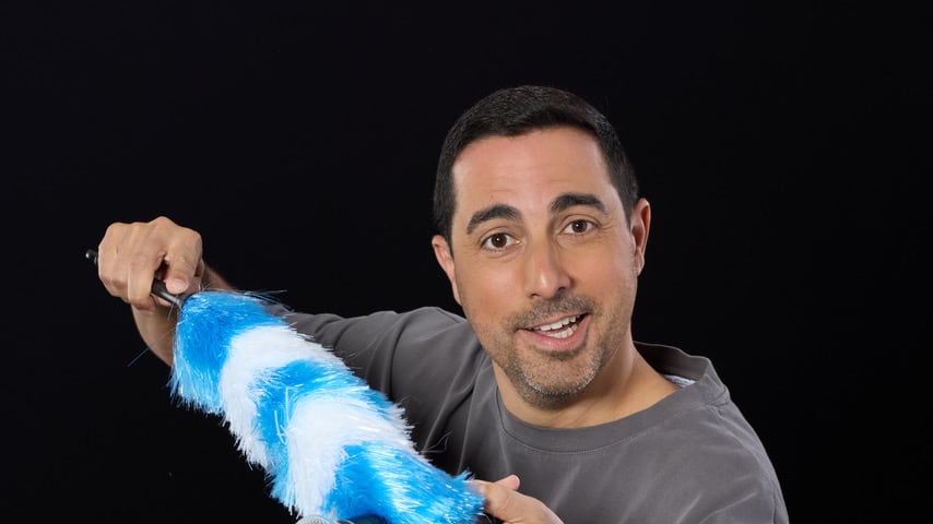 Alejandro Gil presenta su nuevo ‘stand-up comedy’ “Sacando el Polvo”.