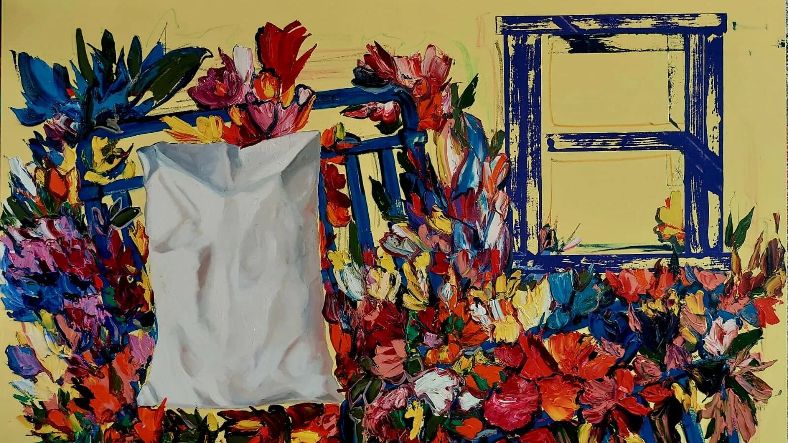 Una colorida pintura con fondo amarillo, flores coloridas y elementos que parecen ser parte de muebles y objetos comunes, como una ventana, una silla y una almohada.